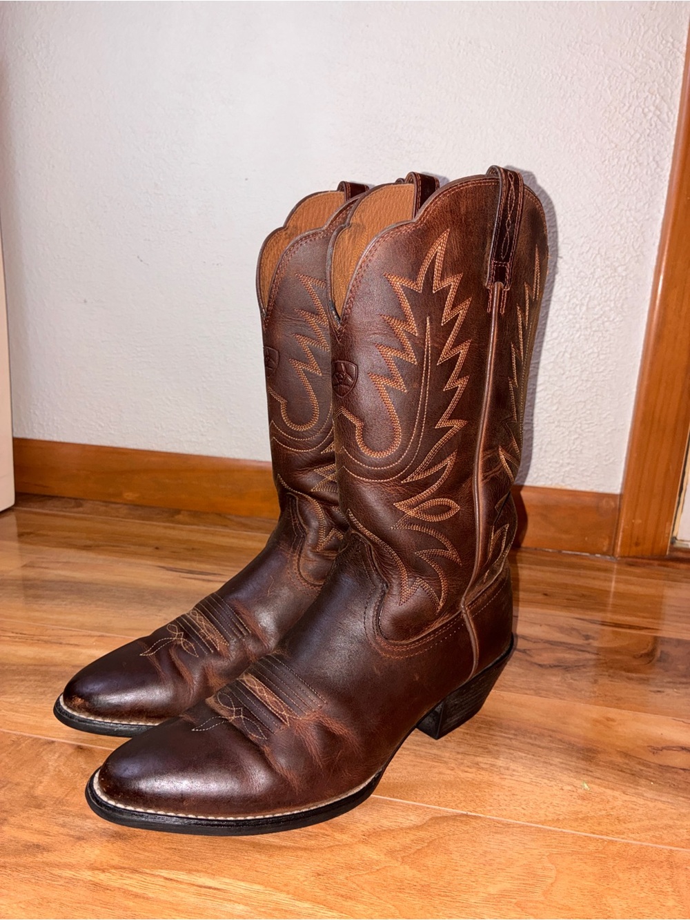 Ariat Women’s Heritage Round Toe Western Cowboy/Cowgirl Boots- size 9 B